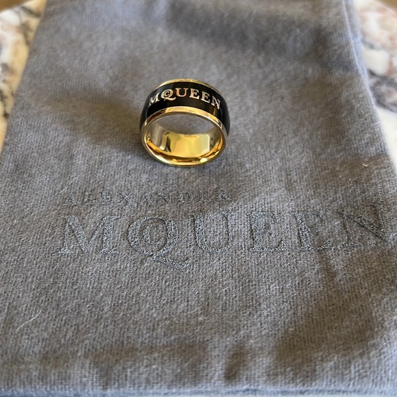 Authentic pre passing Alexander McQueen black enamel gold signature ring w/pouch - Picture 4 of 13